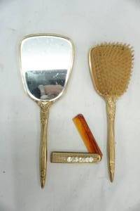 lot 122 image: Vintage dresser set and fancy comb