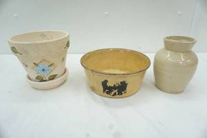 lot 137 image: Vintage ceramic planters