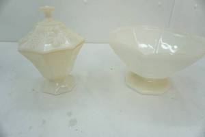 lot 144 image: Vintage stemmed bowls, one with lid