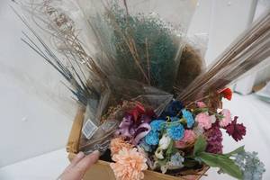 lot 149 image: Dried flower lot