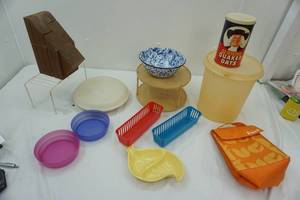 lot 177 image: Variety of Kitchenware, Vintage Quaker Oats Tin and more