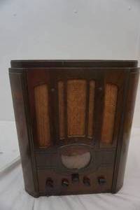 lot 202 image: Vintage Electric RCA T8-14 Tombstone 1937 Radio