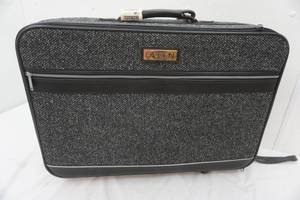 lot 211 image: Sasoon Luggage on wheels