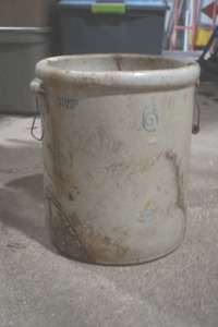 lot 269 image: Red Wing 6 Gallon Croc