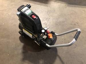 Husky 8G 150 PSI Hotdog Air Compressor    Customer Returns See Pictures