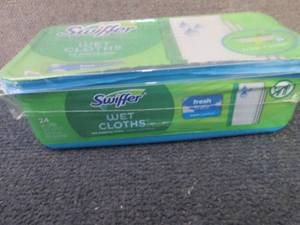 lot 31 image: 24 ct Swiffer Wet Cloths...