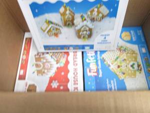lot 227 image: 3 Link & Lock Gingerbread House Kit...