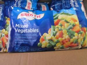 lot 401 image: Case of 12- 16 oz Bags FROZEN Bird...