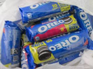 lot 458 image: 12 pks Oreos...