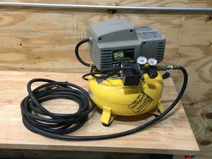 lot 86 image: DeVilbiss Air Power Company 2hp 4 Gal Air Compressor
