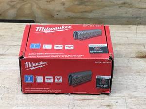 lot 194 image: Milwaukee 1-12 in. 9-Gauge Galvanized Staples for M18 FUEL Utility Fencing Stapler (960 Per Box)