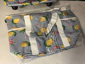 lot 131 image: Summer-Themed Totes