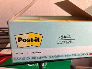 lot 22 image: Small Post-It Notes