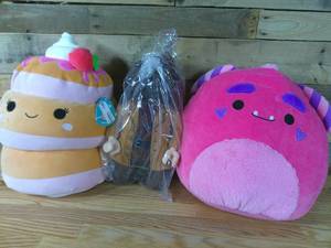 lot 99 image: Set of 2 Squishmallows and Lego Hagrid Plushies