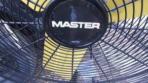 lot 116 image: Master 24 Pedestal Fan