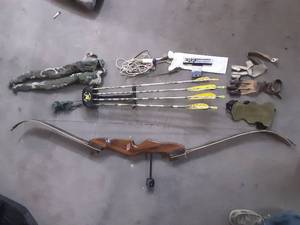 lot 11 image: HoytEaston Hunt Master Recurve Bow