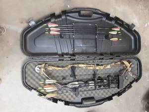 lot 13 image: PSE Deer Hunter Compound Bow with Accessories