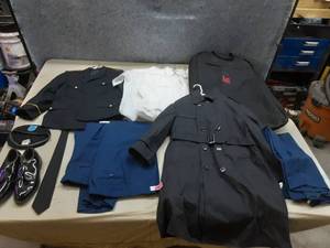 lot 25 image: Military Dress Clothes Size Medium