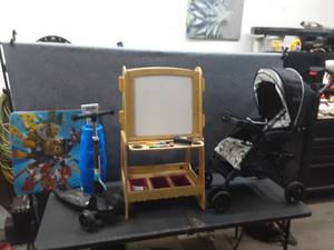 lot 112 image: Jetson Saturn electric scooter, Stroller, Easel