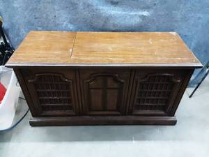 lot 115 image: Vintage Magnavox console stereo with turntable