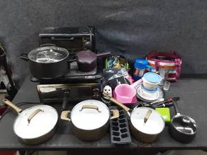 lot 125 image: Small kitchen appliances and cookware