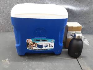 lot 128 image: Igloo contour 30qts cooler and New Swell Onyx 40oz Roamer Jug