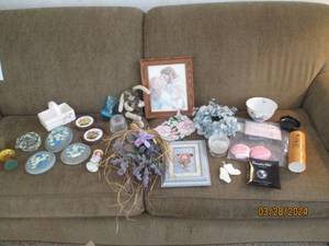 lot 18 image: Variety of nik naks and home decor...