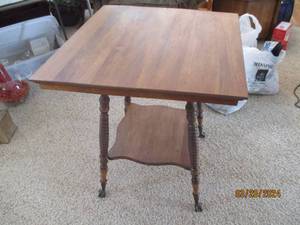 lot 19 image: Two tapering tier end table with carved detail legs