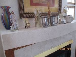 lot 23 image: Collection of angelic and religious style home decor