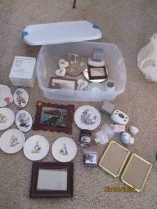 lot 28 image: 35qt covered storage tote with wall art and other home decor