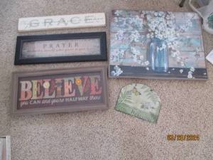 lot 31 image: Wonderful Wood plaques and wall decor