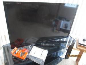 lot 39 image: 42 Sony flat screen TV...