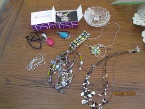 lot 46 image: Colorful collection of necklaces, bracelets and other womens jewelry