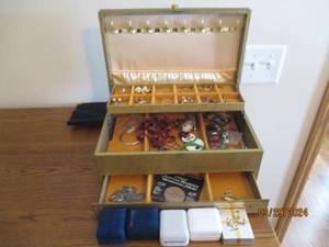 lot 50 image: Vintage lift top Jewelry box that automatically reveals 3-tiers of compartmentalized compartments PLUS the variety of jewelry and other accessories it contains