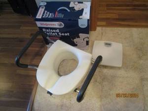 lot 53 image: Raised toilet seat with sides plus digital floor scale
