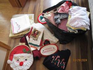 lot 54 image: Bag of assorted table coverings and more