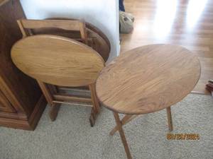 lot 68 image: Well made oval shaped wood TV tray set and stand
