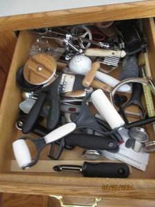 lot 73 image: Drawer full of kitchen cooking and baking assisting utensils