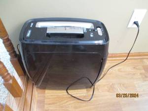 lot 86 image: Fellows P-12C paper and credit card shredder