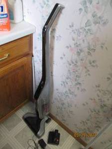 lot 104 image: Hoover Linx wind tunnel cordless floor cleaner with battery and wall charger