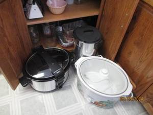 lot 105 image: Pair of Hamilton Beach large sure slow cooking Crock pots