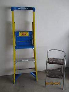 lot 118 image: Werner 250lb capacity podium polio ladder plus a folding stool
