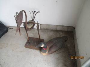 lot 121 image: Outdoor scrap metal type bird sculpture and plastic Goose decor