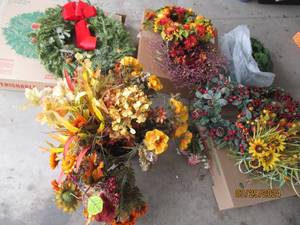 lot 122 image: Large lot of Christmas and fall harvest style dried and faux floral arrangements and decor