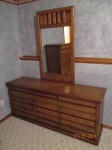 lot 7 image: Ladies wood 9-drawer long dresser with Detachable slim style mirror