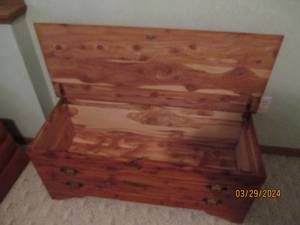 lot 9 image: Heavy duty wooden hope chest