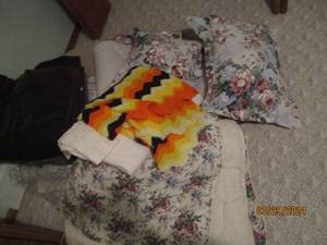lot 139 image: Bed Comforter, blankets and other bed coverings