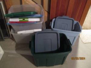 lot 148 image: Assortment of Rubbermaid storage totes and lids