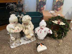 lot 200 image: Tote full of snowmen and other Christmas decor