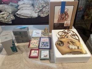 lot 203 image: Partylite candles, nativity and other Christmas decor